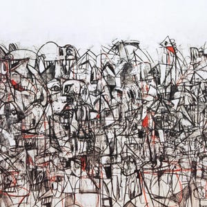 以下が含まれることがあります： 赤のアクセントがついた抽象的な白黒の絵画。絵画は、線、形、人物が混沌とした配置になっており、奥行きと動きを感じさせる。