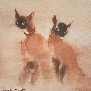 Puede incluir: Una pintura de acuarela de dos gatos siameses con collares rojos. Los gatos están pintados en un estilo suave y de ensueño con un fondo marrón claro.