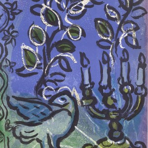Op de afbeelding: Een abstract schilderij in blauw en groen met een vogel en een menorah met kaarsen. De achtergrond is lichtblauw.