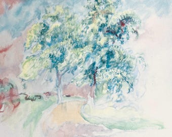 Puede incluir: Una pintura de acuarela de un camino sinuoso a través de un bosque con dos árboles en primer plano. Los árboles están pintados en tonos de azul y verde, y el camino es de un amarillo claro. El fondo es de un azul y rosa suave.