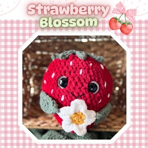 Puede incluir: Patr&oacute;n de crochet para un amigurumi en forma de flor de fresa. El juguete es rojo con hojas verdes y una flor blanca. El patr&oacute;n incluye instrucciones para hacer el juguete y est&aacute; disponible para su compra.