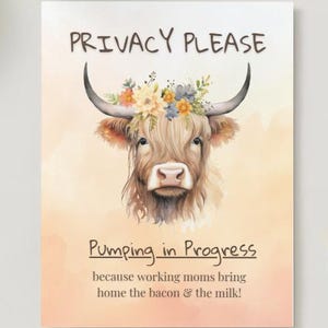 Puede incluir: Impresión rectangular con una ilustración de una vaca de las Tierras Altas con una corona floral. El texto "PRIVACY PLEASE" está en la parte superior, con "Pumping in Progress" debajo y una cita humorística. Un lápiz y un bloc de notas están a la derecha.