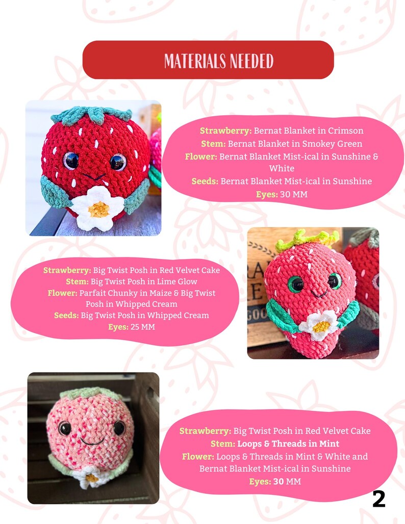Puede incluir: Tres juguetes amigurumi de fresa tejidos a crochet con diferentes materiales y colores. La primera fresa es roja con hojas verdes y una flor blanca. La segunda fresa es roja con semillas blancas y una flor blanca. La tercera fresa es rosa con hojas verdes y una flor blanca. La imagen incluye texto que enumera los materiales necesarios para cada fresa.