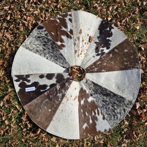Rok van koeienhuid met bruine franje - western kerstdecor - rustiek leren patchwork - boerderijvakantieaccent