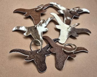 2 Stück Echtleder Stier Schlüsselanhänger - Handgefertigter Schlüsselanhänger aus Rindleder - Western Stierkopf Schlüsselanhänger - Rustikales Cowboy Geschenk für Männer & Frauen