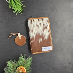 Cartera de piel de vaca grande Floriana/ Cartera de piel de vaca auténtica/ Monedero de piel de vaca con pelo para mujer/ Regalo occidental hecho a mano/ Pulsera y borla/