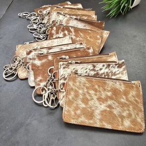 Cartera con llavero de piel de vaca con pelo auténtico - Monedero de cuero con cremallera, ranuras para tarjetas, monedero, llavero - Regalo de estilo occidental para mujeres