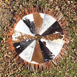 Rok van koeienhuid met bruine franje - western kerstdecor - rustiek leren patchwork - boerderijvakantieaccent