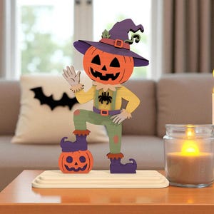 Freundliches Kürbis-Vogelscheuchen-Zeichen | Süßes Halloween Tabletop Decor | Hexenhut-Herbstfigur mit Kürbis | Holzregal sitzend Display
