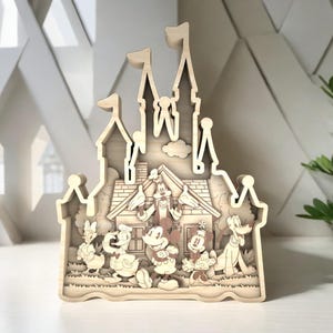 Geschichtete Holzburg mit Cartoon-Thema, 3D-Zeichentrickfigur-Dekor, verspielte lasergeschnittene Holzwandkunst für Kinderzimmer