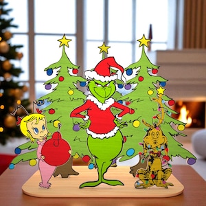 Letrero navideño de pie / Personaje verde de dibujos animados y amigos con árboles de colores / Decoración navideña caprichosa / Divertido regalo navideño para colocar en un estante