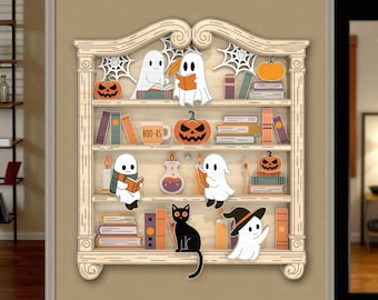 Puede incluir: Una estantería de madera con temática de Halloween con varios elementos decorativos. Presenta figuras de fantasmas leyendo libros, calabazas, un gato negro y telarañas. La estantería también incluye pilas de libros y una taza con el texto "800-RS".