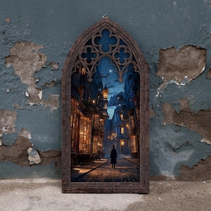 Puede incluir: Un adorno de pared de madera marrón oscuro con forma de marco de ventana gótica puntiaguda. El centro presenta una impresión detallada de una calle empedrada de noche con una figura solitaria, faroles brillantes y un dragón en el cielo.