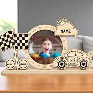 Marco de fotos personalizado de coche de carreras para bebé / Regalo personalizado con estadísticas de nacimiento de niño / Decoración infantil con temática de carreras / Letrero de recuerdo con bandera a cuadros