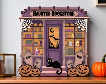 Puede incluir: Decoración de madera con temática de Halloween de una librería encantada. El letrero dice "HAUNTED BOOKSTORE". La escena incluye un gato negro, calabazas, lápidas y una calabaza. La librería tiene estanterías con libros y botellas de pociones.