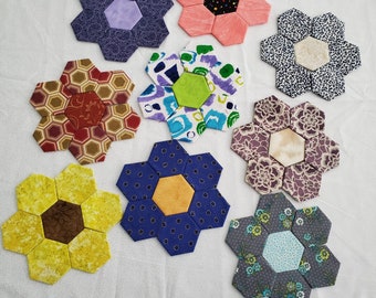 Lot of 25 Thread Basted EPP Flowers, 175 Hexies Total, Basted Hexies, Cotton Hexagons, Grandmothers Flower Garden Quilt, EPP, Hand Piecing