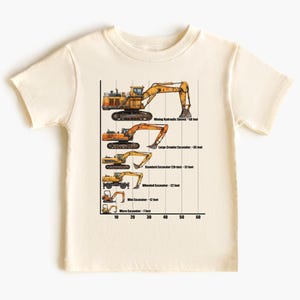 以下が含まれることがあります： クリーム色のTシャツ。マイニング油圧ショベルや大型クローラー掘削機など、さまざまな掘削機の図が表示されています。図には、各掘削機のサイズがフィートで示されており、最大17.68メートルです。