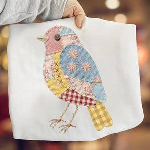 Könnte beinhalten: Eine weiße Keramik-Tasse mit schwarzem Henkel und dem Text "But First, Coffee" in schwarzer, fetter Schrift. Die Tasse steht auf einer weißen Oberfläche.