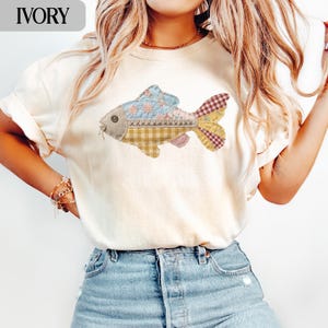 Op de afbeelding: Een set van drie keramische nestkommen in blauwe, groene en witte tinten. De kommen hebben een gespikkelde glazuur en een eenvoudig, modern ontwerp. De grootste kom heeft een diameter van ongeveer 15 cm.