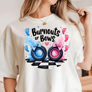 K&ouml;nnte beinhalten: Wei&szlig;es T-Shirt mit einem Aufdruck von zwei Baby-Autoreifen, einem blauen und einem rosa, mit dem Text "Burnouts or Bows".