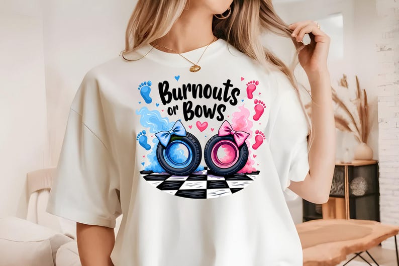K&ouml;nnte beinhalten: Wei&szlig;es T-Shirt mit einem Aufdruck von zwei Baby-Autoreifen, einem blauen und einem rosa, mit dem Text "Burnouts or Bows".