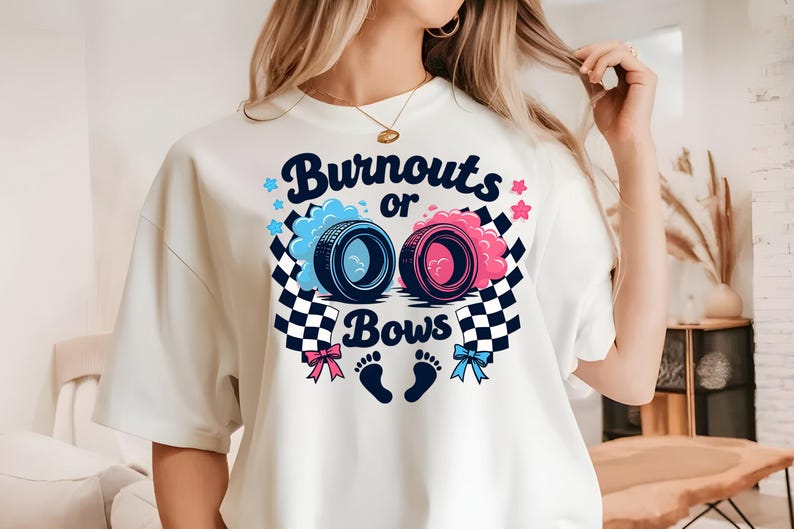 K&ouml;nnte beinhalten: Wei&szlig;es T-Shirt mit einem Grafikdesign aus zwei Reifenspuren, eine blaue und eine rosa, mit dem Text "Burnouts or Bows" und einem Paar Baby-Fu&szlig;abdr&uuml;cken.