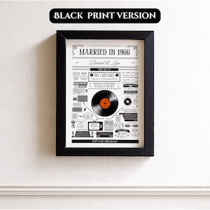 Puede incluir: Una impresi&oacute;n en blanco y negro enmarcada titulada "Married in 1966" con un dise&ntilde;o de disco de vinilo vintage. La impresi&oacute;n incluye texto y gr&aacute;ficos, con un disco de vinilo naranja y negro en el centro. El marco es rectangular.