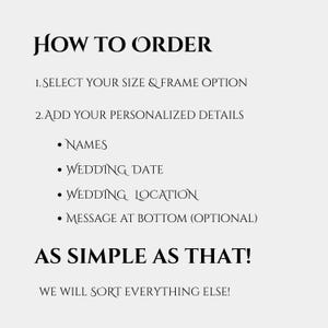 Pu&ograve; includere: Testo su sfondo chiaro che descrive la procedura d'ordine. Inizia con "HOW TO ORDER", seguito da passaggi per selezionare la taglia, aggiungere dettagli personalizzati e si conclude con "AS SIMPLE AS THAT!"