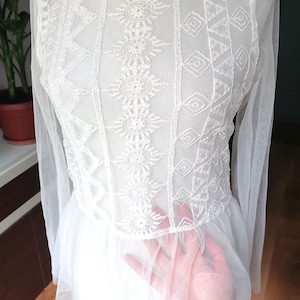Blusa blanca vintage transparente - Parte superior de encaje de malla bordada - Blusa elegante con botones en la espalda estilo cottagecore - Tallas S-M