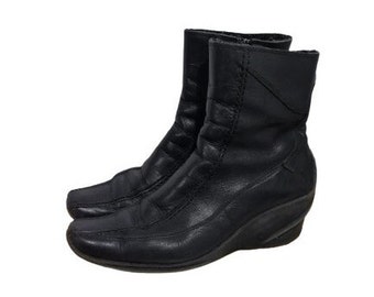 Vintage size 40 EU / UK 6.5 /US 9  Black Leather Boots , Platform Ankle Zip Up  Wedge Heel Boots ,Felt Lining Boots()