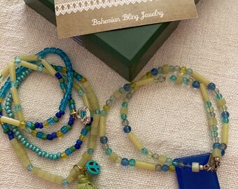 Conjunto de joyas de verano divertido con cuentas, borla, signo de la paz, collares en capas de agua verde ácido, hechos a mano, estilo bohemio, por Bittersweet Design Studio