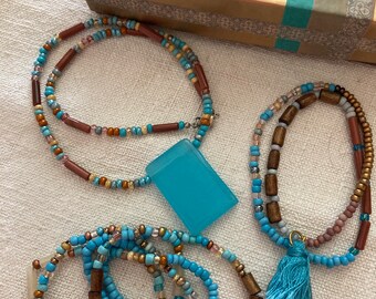 Juego de joyas de tres collares en capas con borlas con cuentas de color marrón aguamarina Pulsera doble Boho Bling hecho a mano por Bittersweet Design Studio