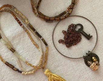 Conjunto de joyas Borla con cuentas Llave antigua Cadena de cobre Ojo de tigre Collares en capas Neutrales Hecho a mano Boho Bling por Bittersweet Design Studio