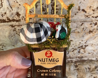 Arranjo de Ação de Graças em Lata de Especiarias Vintage, Noz-moscada, Coroa Colonial, Peru, Xadrez e Abóbora.