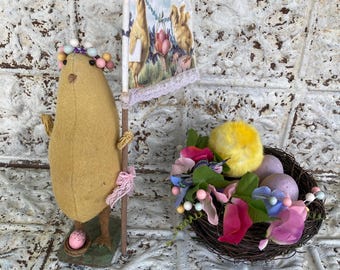 Conjunto de 2 adornos de Pascua hechos a mano: Pollito en nido con bandera primaveral.