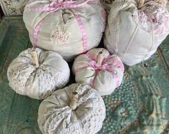 Abóboras feitas à mão, linho antigo, crochê, rosa neutro, estilo campestre.