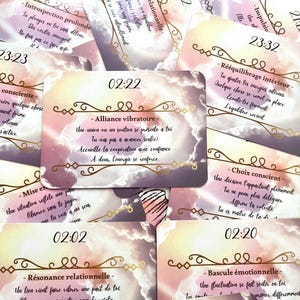Puede incluir: Una colección de cartas de oráculo rectangulares con un fondo de nubes etéreas en tonos rosa, morado y blanco. Cada carta muestra una hora específica, como 02:22, 02:02 y 03:03, junto con texto en francés y filigranas de color dorado.