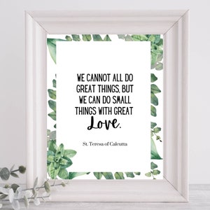 Puede incluir: Una impresión enmarcada en blanco con un borde de hojas verdes. La impresión presenta una cita de la Madre Teresa: "No todos podemos hacer grandes cosas, pero podemos hacer pequeñas cosas con gran amor."