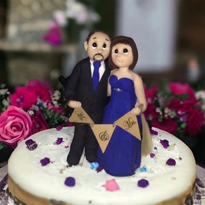 Personalized Wedding Figures, ANNIVERSARY gift,  BRIDE And GROOM Figurine Cake Toppers, Couples Gift - Polymer Clay wedding cake topper