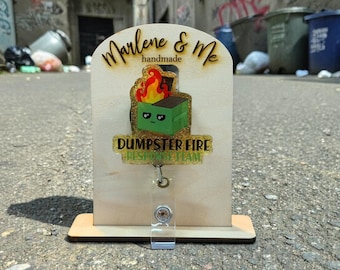 Porta credenciales divertido con diseño de contenedor de basura en llamas, porta credenciales con mensaje "Está bien", credencial de trabajo sarcástica, porta credenciales para enfermera, regalo para compañeros de trabajo, clip para identificación con humor de oficina