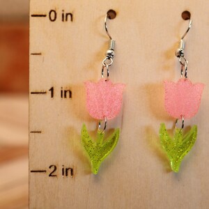 Kolczyki wiszące Tulip, różowo-zielony brokat, biżuteria wiosenna dla miłośników kwiatów, wyjątkowy pomysł na prezent