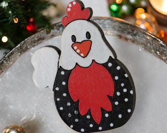 Rustic Hand-Painted Chicken Brooch - Farmhouse Wooden Pin for Animal Lovers and Country-Themed Fashionistas