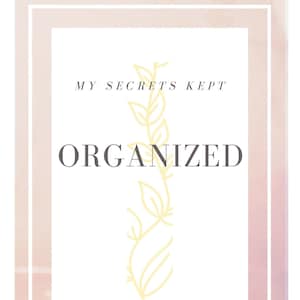 以下が含まれることがあります： ピンクの縁取りと黄色の花柄がついた白い背景。"MY SECRETS KEPT ORGANIZED"というテキストが黒で書かれています。