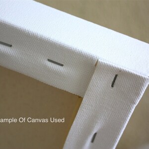 K&ouml;nnte beinhalten: Nahaufnahme einer wei&szlig;en Leinwand, die &uuml;ber einen Holzrahmen gespannt ist. Die Leinwand ist mit Heftklammern an den R&auml;ndern befestigt. Der Text "Sample Of Canvas Used" ist in der linken unteren Ecke des Bildes sichtbar.