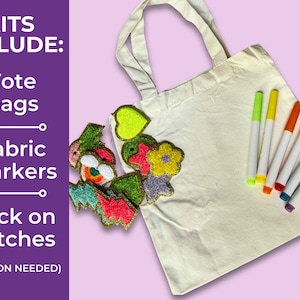 Puede incluir: Una bolsa de tela blanca con marcadores de tela coloridos y parches termoadhesivos. El texto "KITS INCLUDE: Tote bags, Fabric markers, Stick on patches (NO IRON NEEDED)" est&aacute; en el lado izquierdo de la imagen.