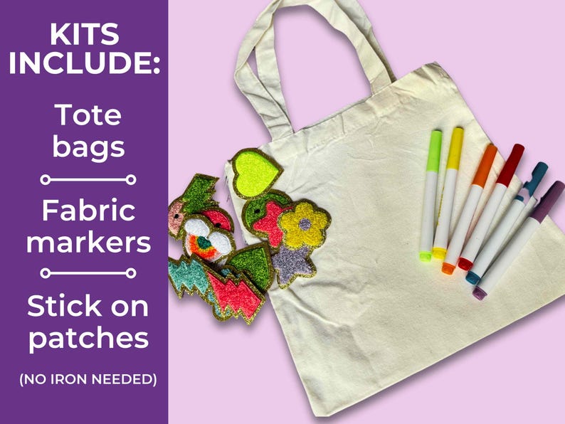 Puede incluir: Una bolsa de tela blanca con marcadores de tela coloridos y parches termoadhesivos. El texto "KITS INCLUDE: Tote bags, Fabric markers, Stick on patches (NO IRON NEEDED)" est&aacute; en el lado izquierdo de la imagen.
