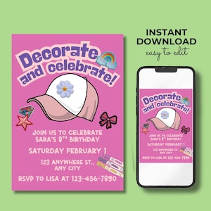 Pode incluir: Um convite rosa para uma festa de aniversário com o texto "Decorate and Celebrate!" e um gráfico de boné de beisebol. O convite inclui detalhes para o 9º aniversário de Sara, incluindo data, hora e informações de RSVP. Um smartphone exibe o convite.
