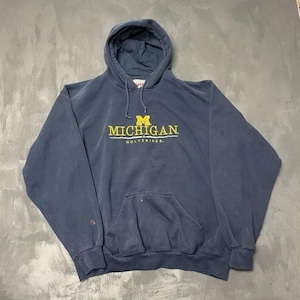 Peut inclure: Un sweat à capuche bleu marine arborant un logo M jaune en bloc au-dessus du texte MICHIGAN WOLVERINES. Le pull comprend une poche kangourou à l'avant, des manches longues avec poignets côtelés et une capuche à cordon de serrage assorti.