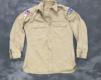 Camisa vintage do Exército dos EUA da Segunda Guerra Mundial, tamanho médio, cáqui, década de 1940, com detalhes em patchwork.
