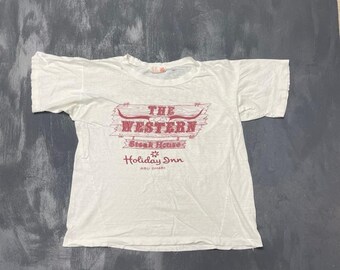 Camisa Vintage Holiday Inn Abu Dhabi Western Steak House Masculina Tamanho P Branca com Lanterna Vermelha